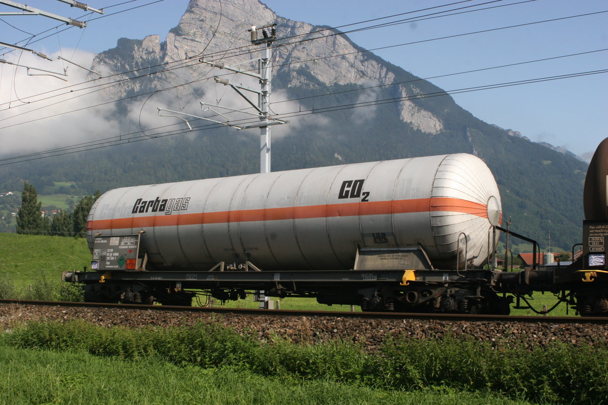 Ein Kesselwagen der Gattung Zacs, mit der NVR Nummer 33 85 7811 300-7 (CH-CARBA) von Carba Gas, ist mit ISOHEPTENE (UN 2287) beladen und am Schluss eines Güterzuges eingereiht, der auf dem Weg nach Buchs SG in der Schleife steht.

Sargans, 23.08.2019 