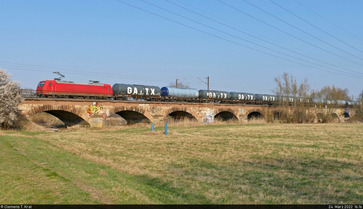 Ein Kesselzug durchquert mit 145 092-3 die Saaleaue bei Halle (Saale) Richtung Angersdorf.

🧰 Beacon Rail Leasing Limited (BRLL), vermietet an die HSL Logistik GmbH (HSL)
🕓 24.3.2022 | 16:16 Uhr