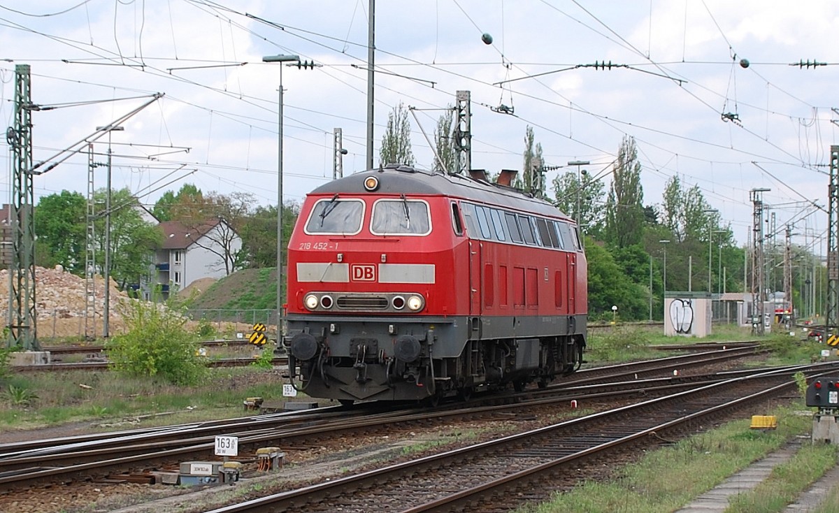 Ein Klang der immer wieder begeistert. Am 10.05.2013 dieselt 218 452-1 durch den HBf von Braunschweig.  