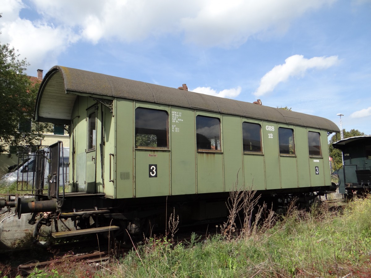 Ein Klasse 3 Wagen der Schwbischen Alb-Bahn zusehen am 25.09.13 in Mnsingen