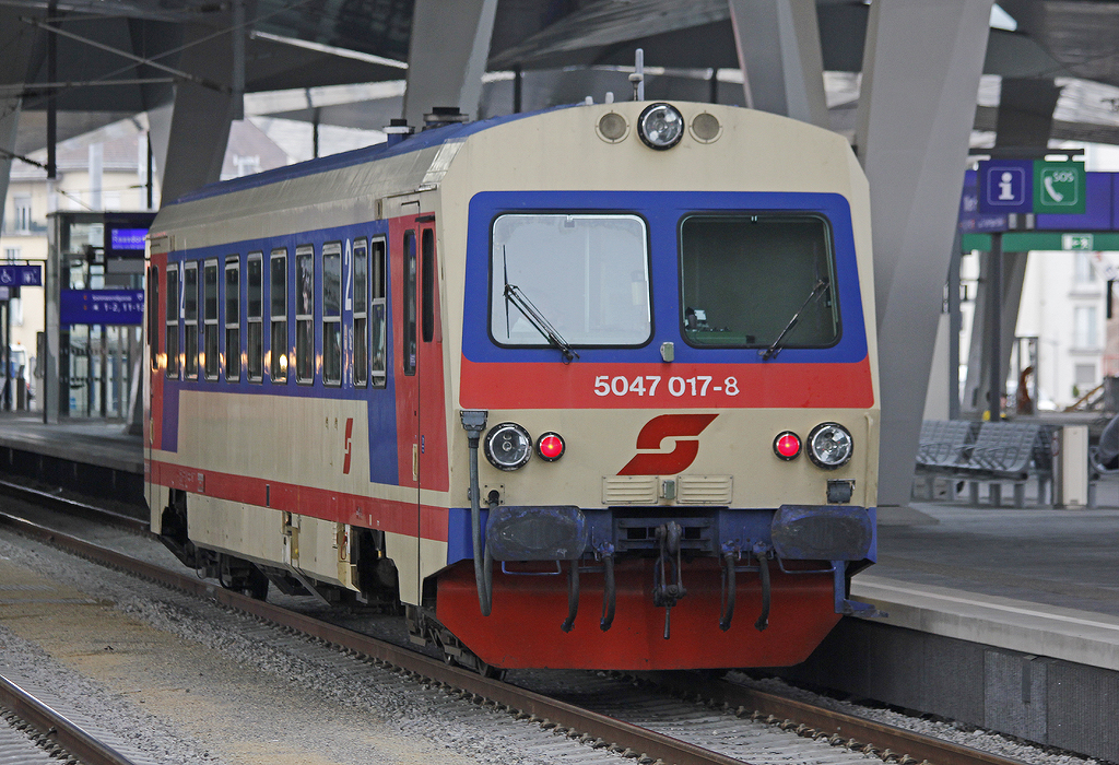 Ein Klassiker: 5047-017 kontrastiert schn mit dem glnzend neuen Hauptbahnhof Wien. 20.8.2013