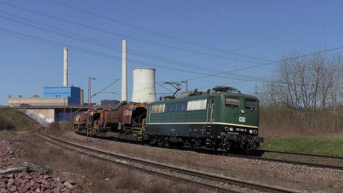 Ein Klassiker am Suppenzug von Dillingen(Saar) nach Völklingen ist die Baureihe 151. Am 29.03.2021 war ersatzweise die SRI 151 119-5 im Einsatz und zieht ihren Zug durch Bous(Saar) nach Völklingen. 