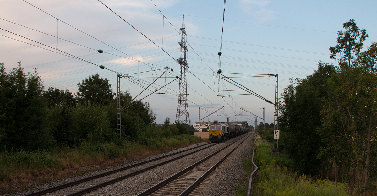 Ein klassischer Kesselzug aus Burghausen nach München, bespannt mit 247 046-6, wurde am Abend des 04.08.16 in Grub fotografiert.
