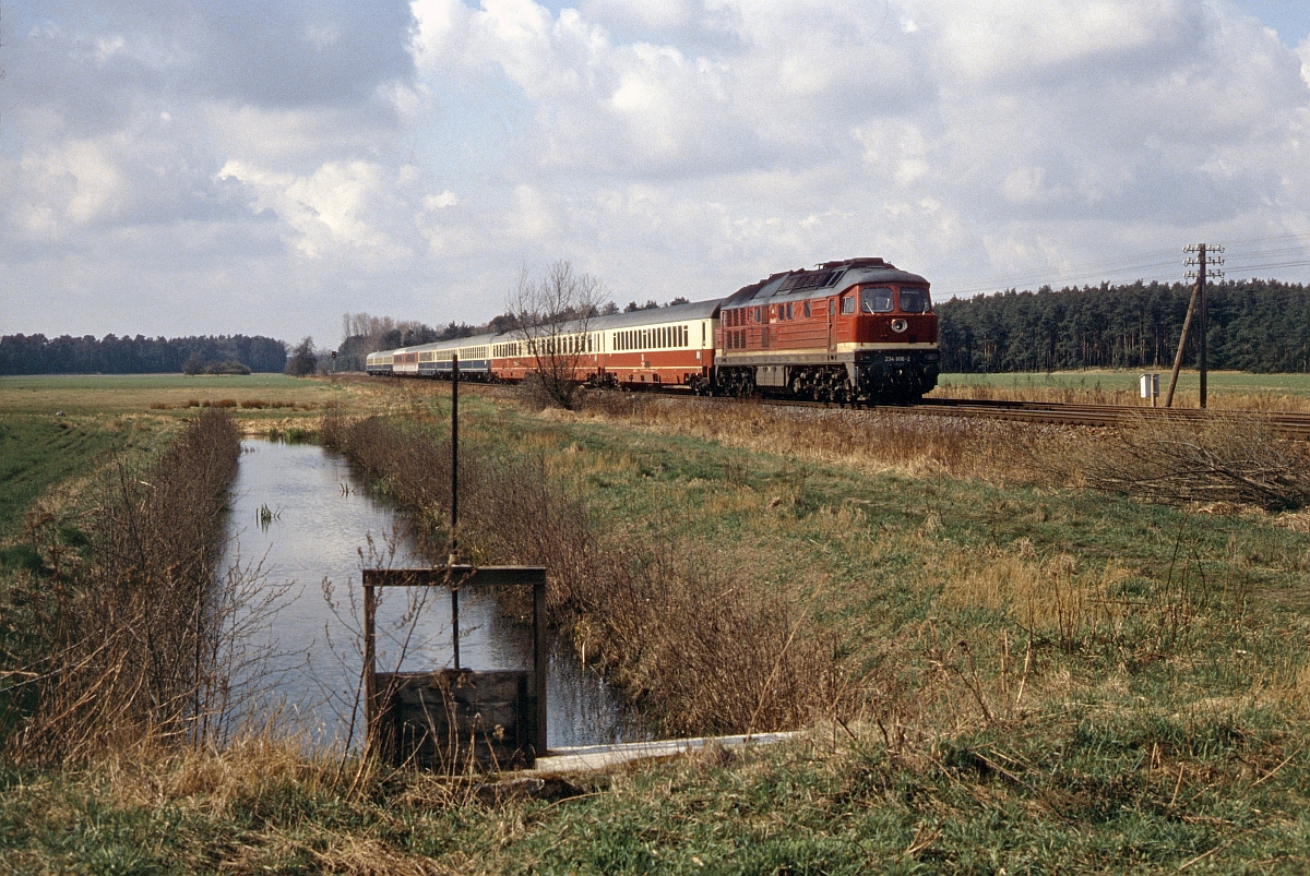 Ein klassischer Nach-Wende-IC auf der Strecke Magdeburg - Berlin. Bergzow-Parchen, Ostern 1994.