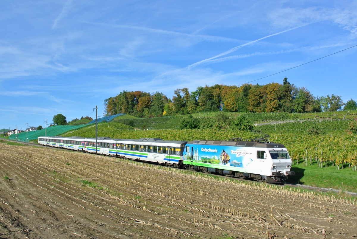 Ein klassischer Voralpen-Express: Re 456 091-8, A, BR, 2 B und BDt. Ab Fahrplanwechsel werden die VAE Pendel neu formiert, dann mit einer Lok/Triebwagen pro Seite. IR 2412 bei Freienbach, 19.10.2013.