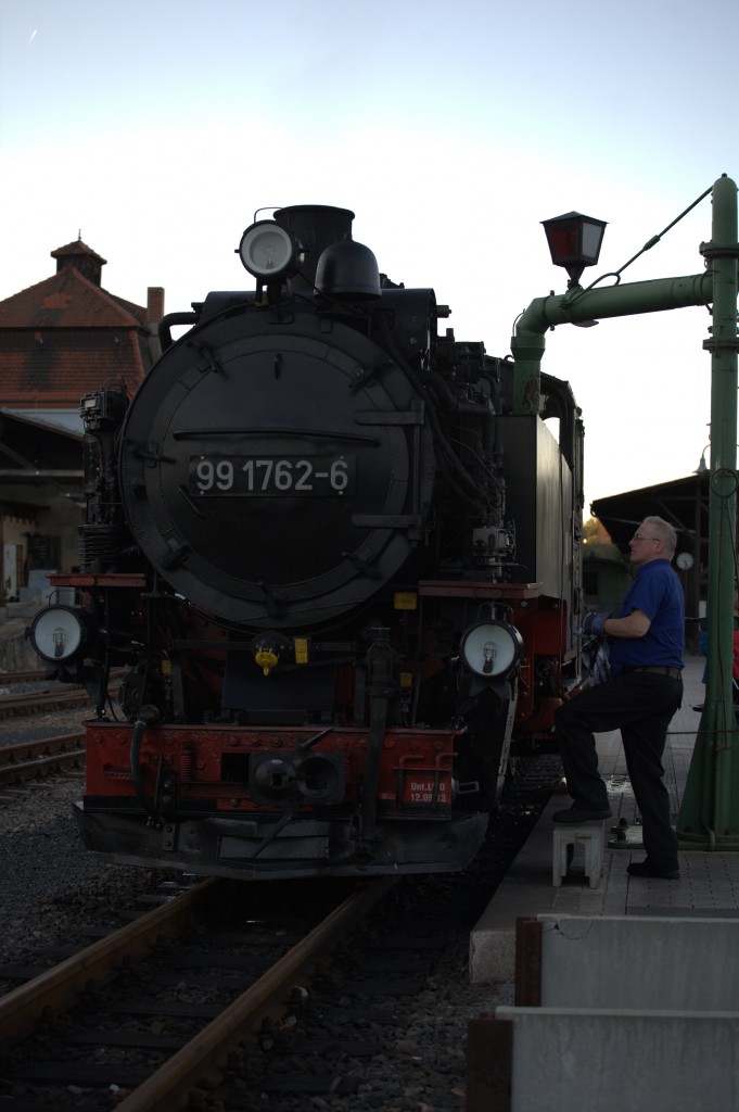 Ein kleine Reparatur an der Schmierpumpe (?) von 99 1762-6 in Dipps , beim Wassernehmen. 19.10.2014 17:32 Uhr.