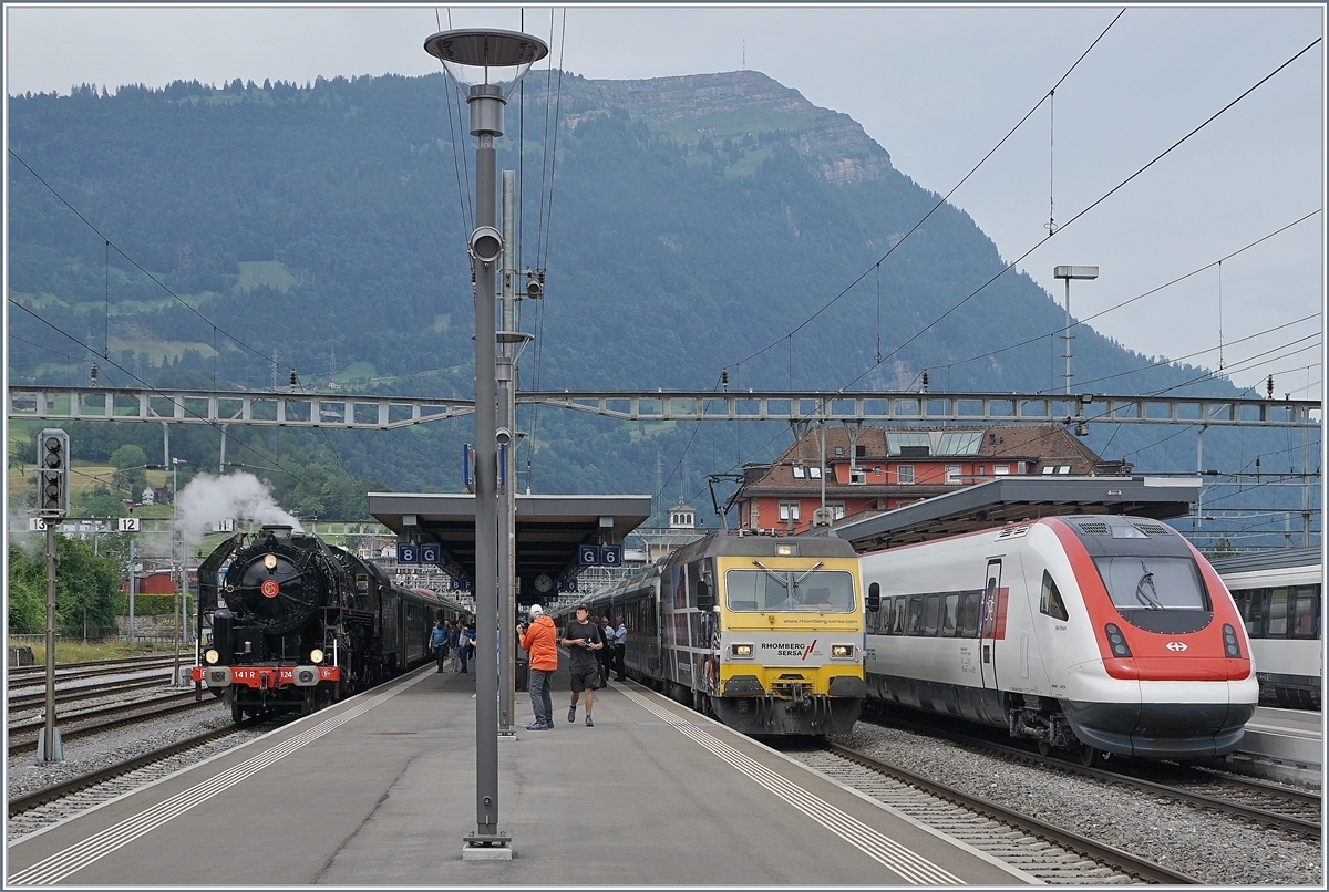 Ein kleine, zufällige Fahrzeugparade in Arth Goldau: Links im Bild rangiert die SNCF 141 R 1244 vom Verein Mikado 1244 mit ihren Zug für die Fahrt nach Luzern, in der Mitte wartet eine SOB Re 456 mit ihrem VAE 2573 auf die Weiterfahrt nach St.Gallen und daneben seht ein der ICN als IC 672 unterwegs von Lugano nach Basel.
24. Juni 2018