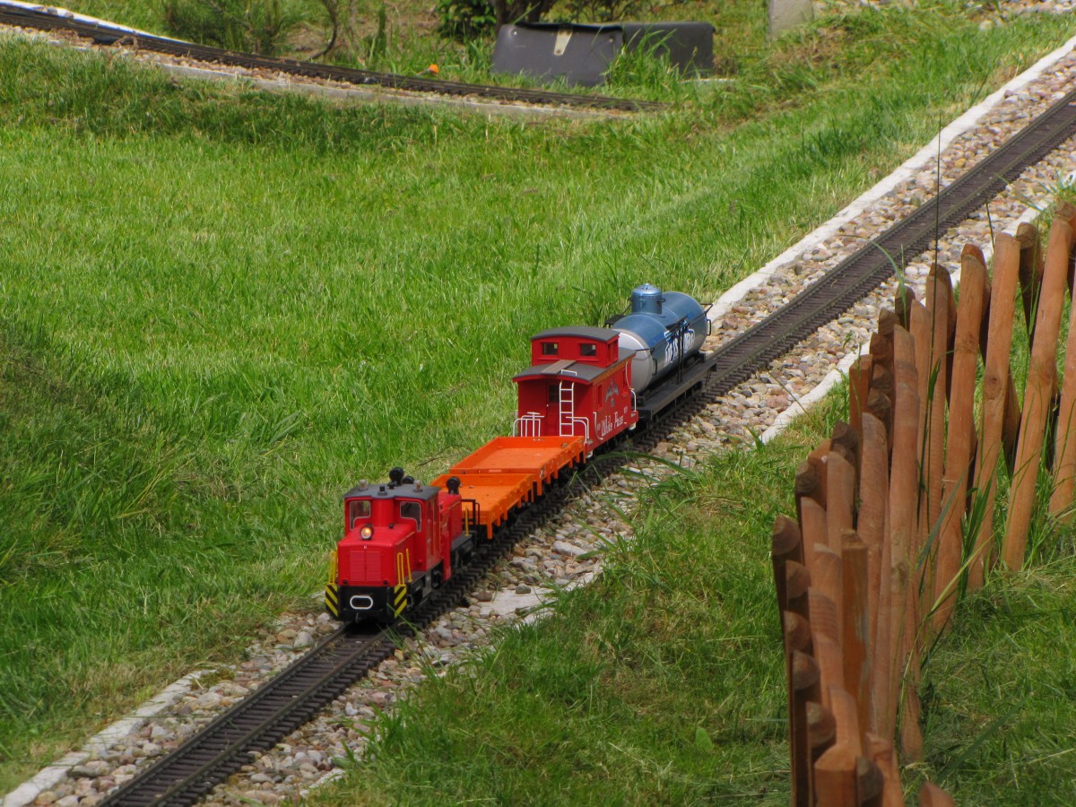 Ein kleiner Arbeitszug am 03.06.2015 auf der Anlage im Nadmorski Park Miniatur in Dziwnów.