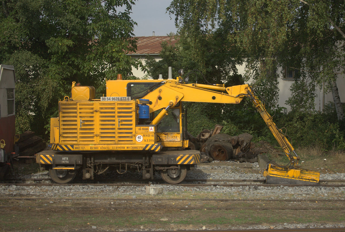 ein kleiner Baukran (?) Schienenbagger ,beheimatet in Nymburk, 9954 9628 672-6 abgelichtet in Havlíčkův Brod. 21.09.2018 16:00 Uhr.