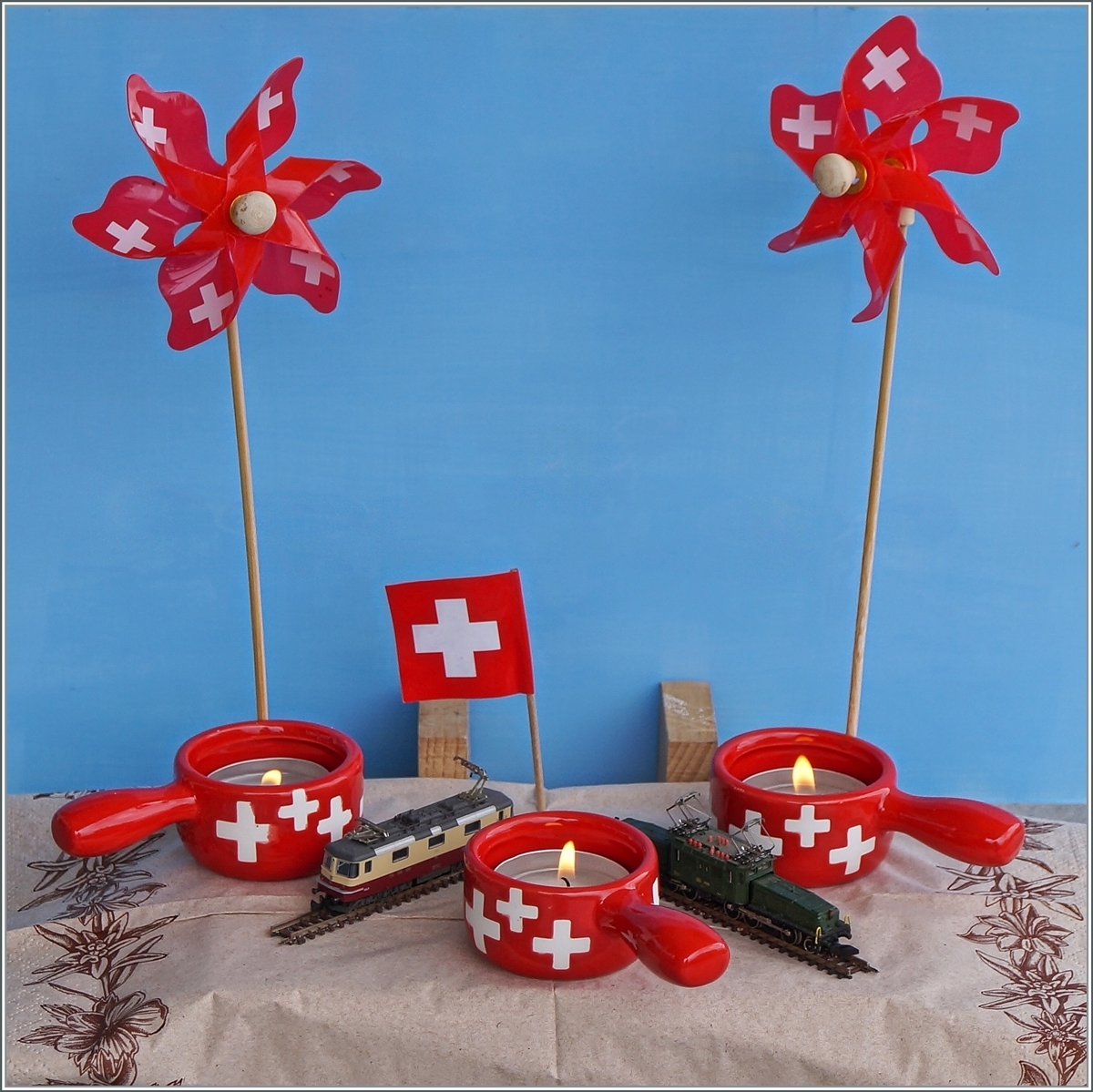 Ein kleiner Beitrag zum Nationalfeiertag, dem 1. August. Die beiden märklin mini club Loks bzw. dessen Vorbilder zeigen einerseits den Willen zu internationalen Verbindungen (TEE), anderseits den Mut, auf neue Technologien zu setzen (Elektrifikation).

1. August 2021 