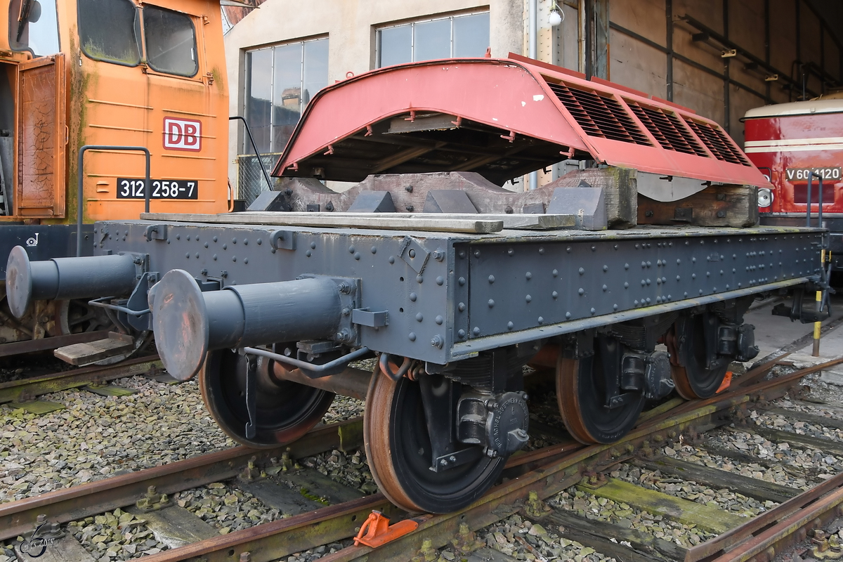Ein kleiner  Flachwagen  Anfang April 2018 im Sächsischen Eisenbahnmuseum Chemnitz-Hilbersdorf.