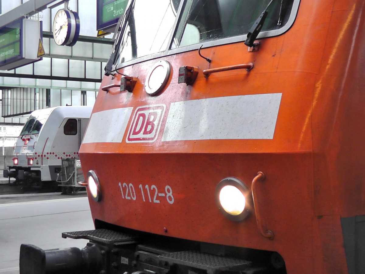 Ein kleiner Frontenvergleich zweier Werbeloks konnte am 21.7.12 in Stuttgart Hauptbahnhof festgehalten werden. 