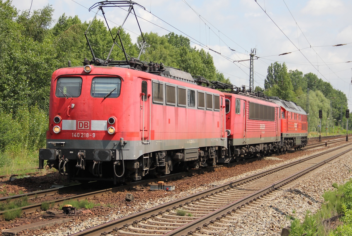 Ein kleiner Lokzug, gezogen von 140 218-9 mit 155 154-8 und 241 697-2 durch Leipzig-Thekla. Aufgenommen am 12.07.2013.