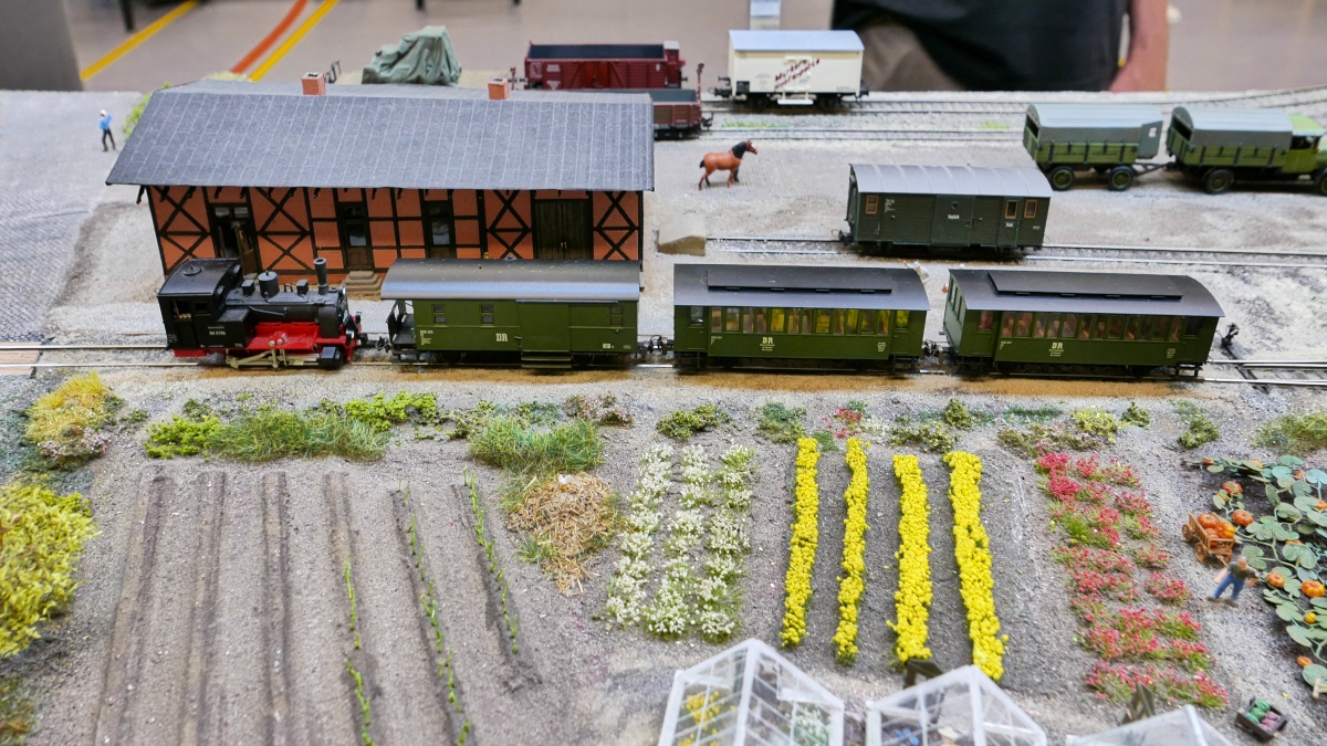 Ein kleiner Personenzug steht im Bahnhof Straelen bereit zur Abfahrt auf der Nachbildung der  Geldernschen Kreisbahn  (die nie in Geldern hielt) des  Modellbauteam Rhein-Maas e.V.  auf der  Internationalen Modellbahn- und Modellbau-Ausstellung 2018  in Straelen, 10.6.2018 