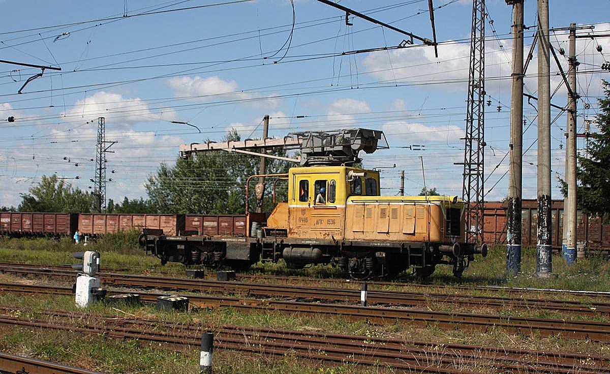 Ein kleiner Schienekran fährt aus Richtung slowakischer Grenze kommend am 1.10.2009 in den Bahnhof Tschop ein.