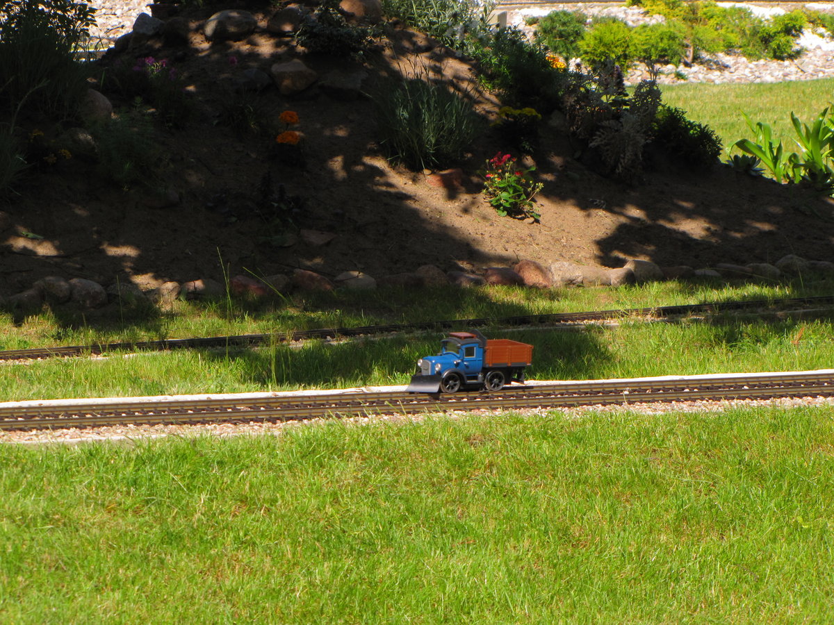Ein kleiner Schienen-Lkw am 03.06.2015 auf der Anlage im Nadmorski Park Miniatur in Dziwnów.