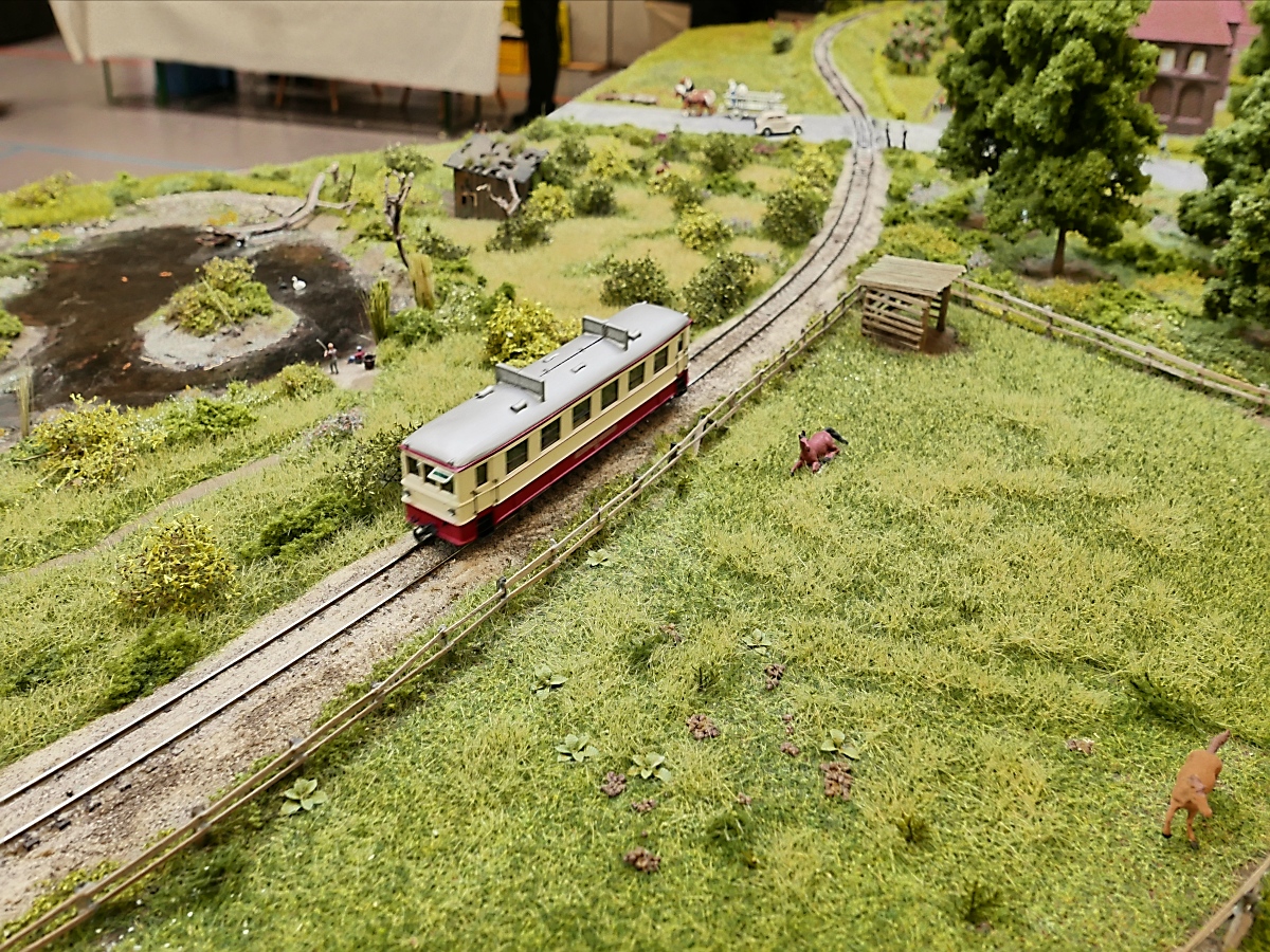 Ein kleiner Triebwagen fährt durch den Niederrhein auf der Nachbildung der  Geldernschen Kreisbahn  (die nie in Geldern hielt) des  Modellbauteam Rhein-Maas e.V.  auf der  Internationalen Modellbahn- und Modellbau-Ausstellung 2018  in Straelen, 10.6.2018 