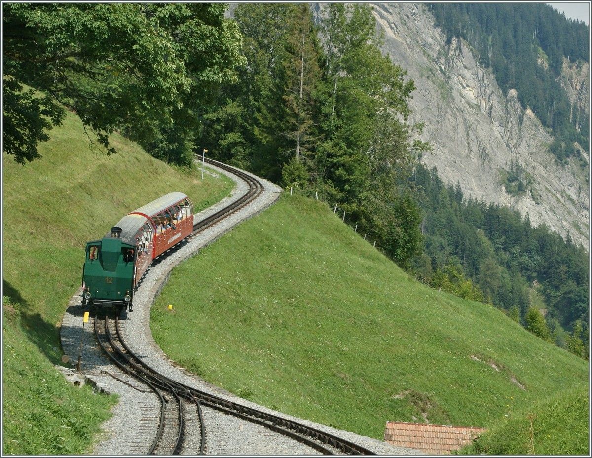 Ein kleiner Wochenrckblick in fnf Teilen: Am 30. August 2013 verlsst der BRB Dampfzug 15 mit der H 2/3 N 12 die Kreuzungstation Geldried (1024 mM).
Das Fotos wurde durch die blitzblanke Scheibe des Vorstellwagens des Zuges 12 gemacht.
