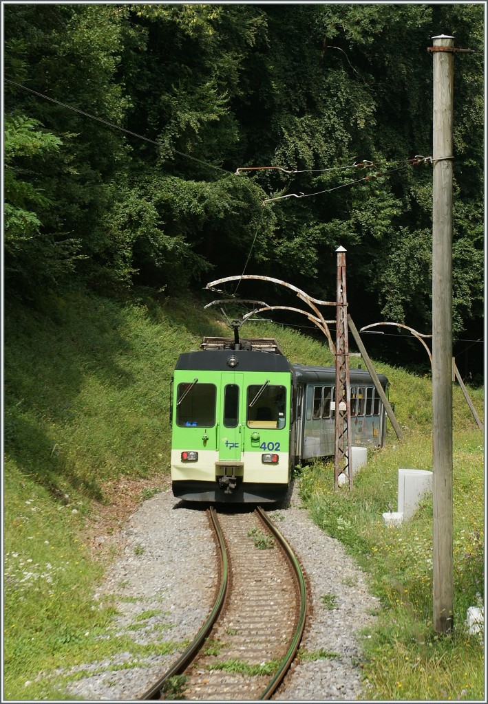 Ein kleiner Wochenrückblick in fünf Teilen: 
Am 27. August 2013 für der ASD Regionalzug 441 bei Verchiez talwärts Richtung Aigle. Nach der erneuten Streckensperrung ab dem 2./16. Sept. werden wunderschönen, romantischen Fahrleitungsmasten wohl der Vergangenheit angehören, aber die Zukunft der ASD gesichert sein.