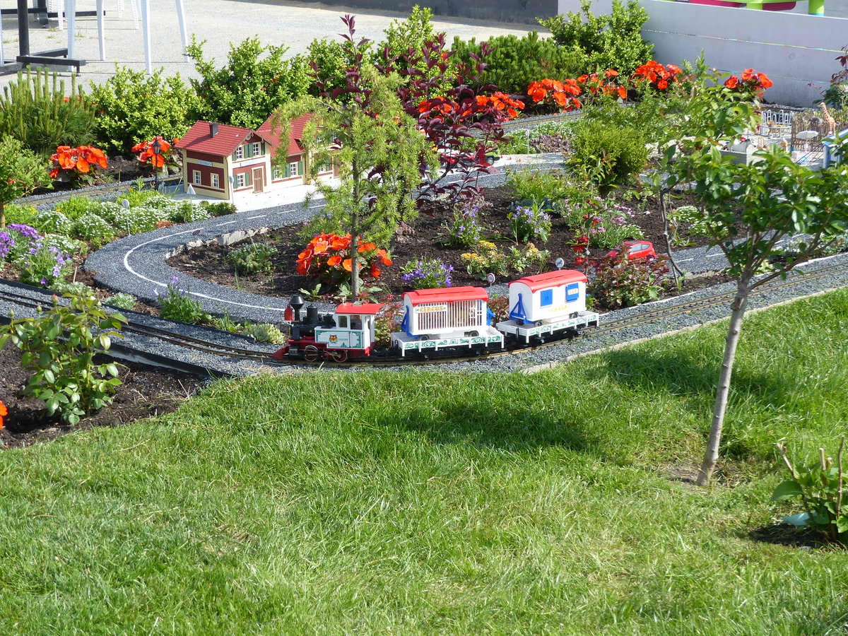 Ein kleiner Zirkuszug am 10.06.2017 im Baltycki Park Miniatur in Międzyzdroje.