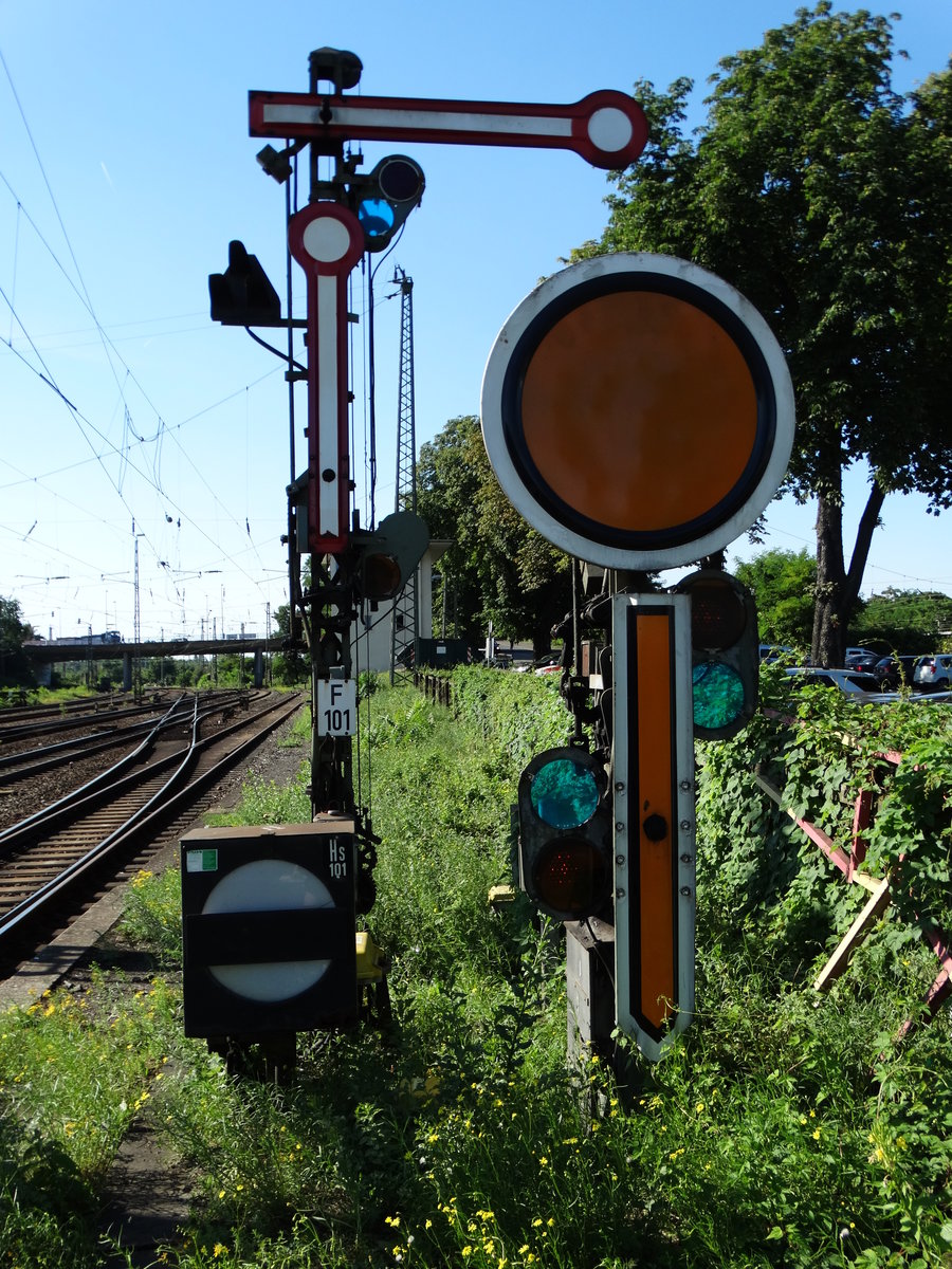 Ein kleines Flügelsignal am 16.08.16 in Hanau Hbf vom Bahnsteig aus fotografiert