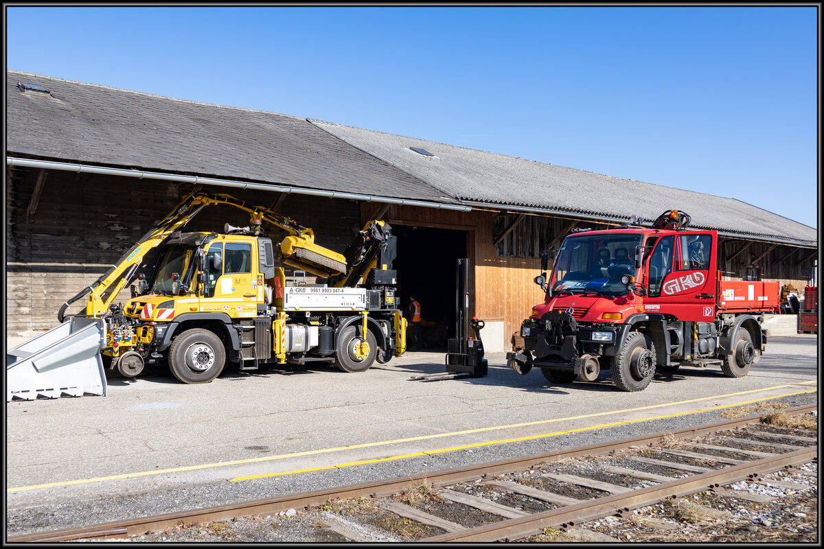 Ein kleines Generationentreffen in Deutschlandsberg Stadt. Die beiden Unimog warten in der Februar Sonne auf weitere Dienste . 14.02.2023