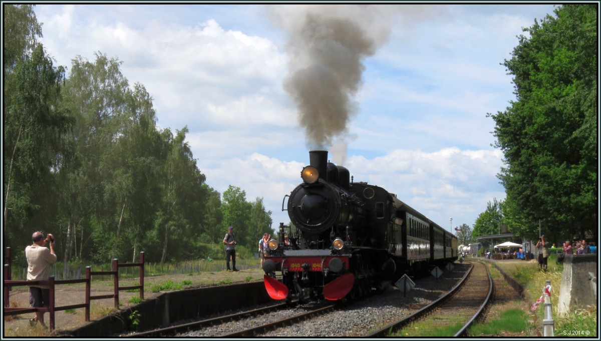 Ein kleines Jubiläum wird gefeiert,denn das Bahnfoto Nr.900 ist nun im Kasten.
Zum Anlass sieht man hier die schwedische 1040 mit einen Sonderzug bei ihrer Ausfahrt nach Kerkrade am 22.Juni 2014. Szenario am Bahnhof (Depot) von Simpelveld
der ZLSM in den Niederlanden.