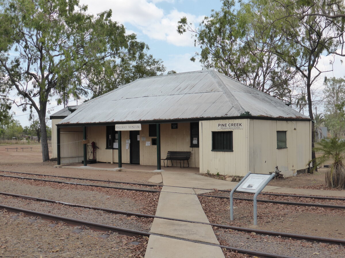 Ein kleines Museum im Abschnitt Alice Spings - Darwin ohne Verbindung zur Hauptstrecke, der Zustand der drei Ausstellungsstücke (1 C-Diesellok, 1 1C Dampflok und ein Waggon in einer offenen Halle) zeugten von besseren Zeiten des Museums. 5.11.2015