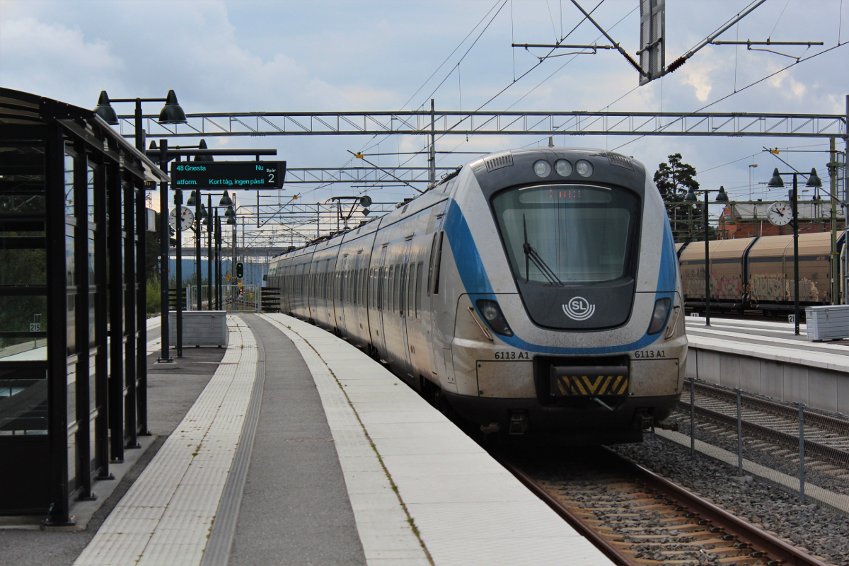 Ein kleines Schattendasein im S-Bahn Netzt von Stockholm führt die Linie 48 von Södertälje C nach Gnesta. Während alle übrigen Linien durch die Innenstadt und den neuen Citytunnel von Stockholm geführt werden bedient die Linie 48 nur wenige Bahnhöfe am südlichsten Rand des Verbundnetzes. Auch ist sie die einzige Linie die ausschließlich mit einem einzelnen X60 bedient wird und nur im Stundentakt fährt. Am 10.09.2018 verlässt ein X60 den Bahnhof Södertälje Hamn in Richtung Gnesta. Im Hintergrund zu sehen ist die 1995 eröffnete Schnellfahrstrecke von Flemingsberg in Richtung Katrineholm, welche das Hafenareal von Södertälje auf einer fast zwei Kilometer langen Brücke quert.
