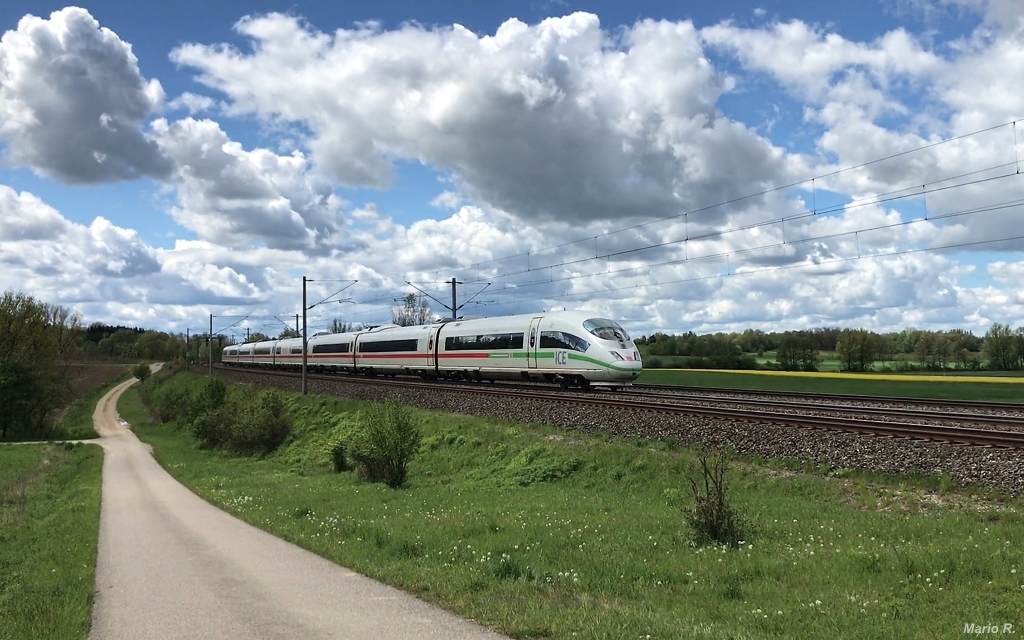 Ein im Klimaschützer-Design gestalteter ICE 3 befand sich am 14.5.2021 auf den letzten Kilometern der langen Reise nach München und konnte hinter Petershausen bei Asbach aufgenommen werden.