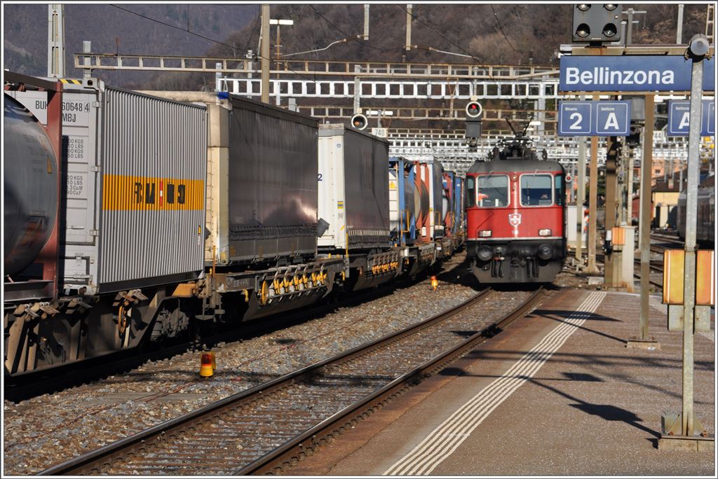 Ein KLV-Zug und der IR 2421 begegnen sich im Vorbahnhof von Bellinzona. (13.01.2016)