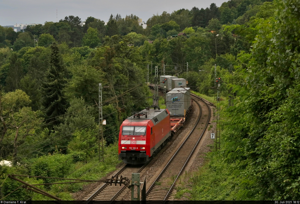 Ein KLV-Zug ist mit 152 160-8 (Siemens ES64F) Richtung Kornwestheim unterwegs und wurde oberhalb des Schnarrenbergtunnels in Stuttgart festgehalten. Ein bisschen Oberleitung musste dabei aus Mangel an anderen Positionen in Kauf genommen werden.

🧰 DB Cargo
🚩 Bahnstrecke Stuttgart-Untertürkheim–Kornwestheim (Schusterbahn | KBS 790.11)
🕓 30.7.2021 | 18:12 Uhr