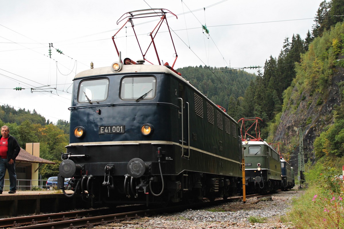 Ein Knallfrosch aus der Froschperspektive: E41 001 am 13.09.2014 bei den Triberger Bahnhofstagen.