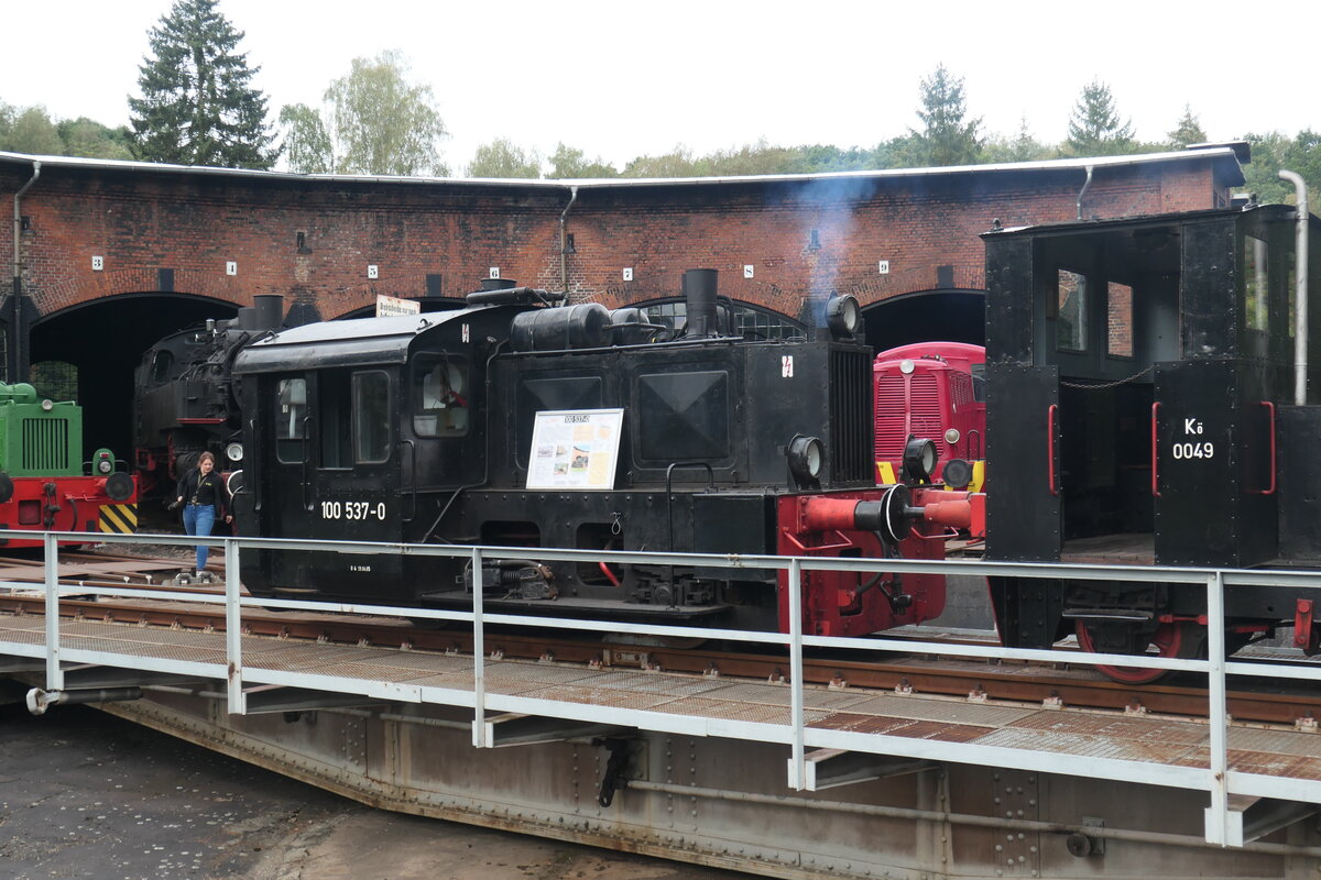 Ein K� LG II mit der Nummer 100 537 auf der Drehscheibe im ehemaligen Bahnbetriebswerk Schwarzenberg, das heutige Eisenbahnmuseum Schwarzenberg, zum Tag der Schiene am 20.09. 2026.