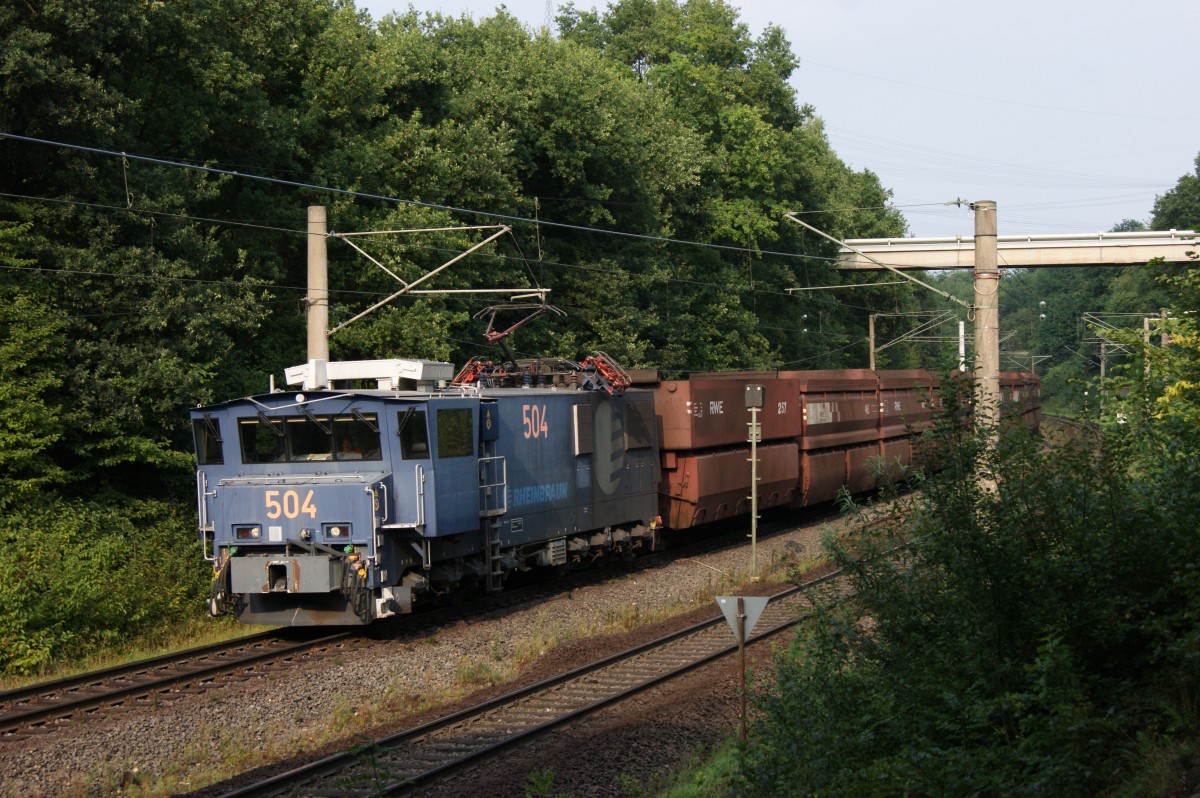 Ein Kohle-Leerzug mit EL2000 Nr. 504 ist am 12.08.2015 auf der Nord-Süd-Bahn bei Frimmersdorf in Richtung Tagebau Garzweiler unterwegs.