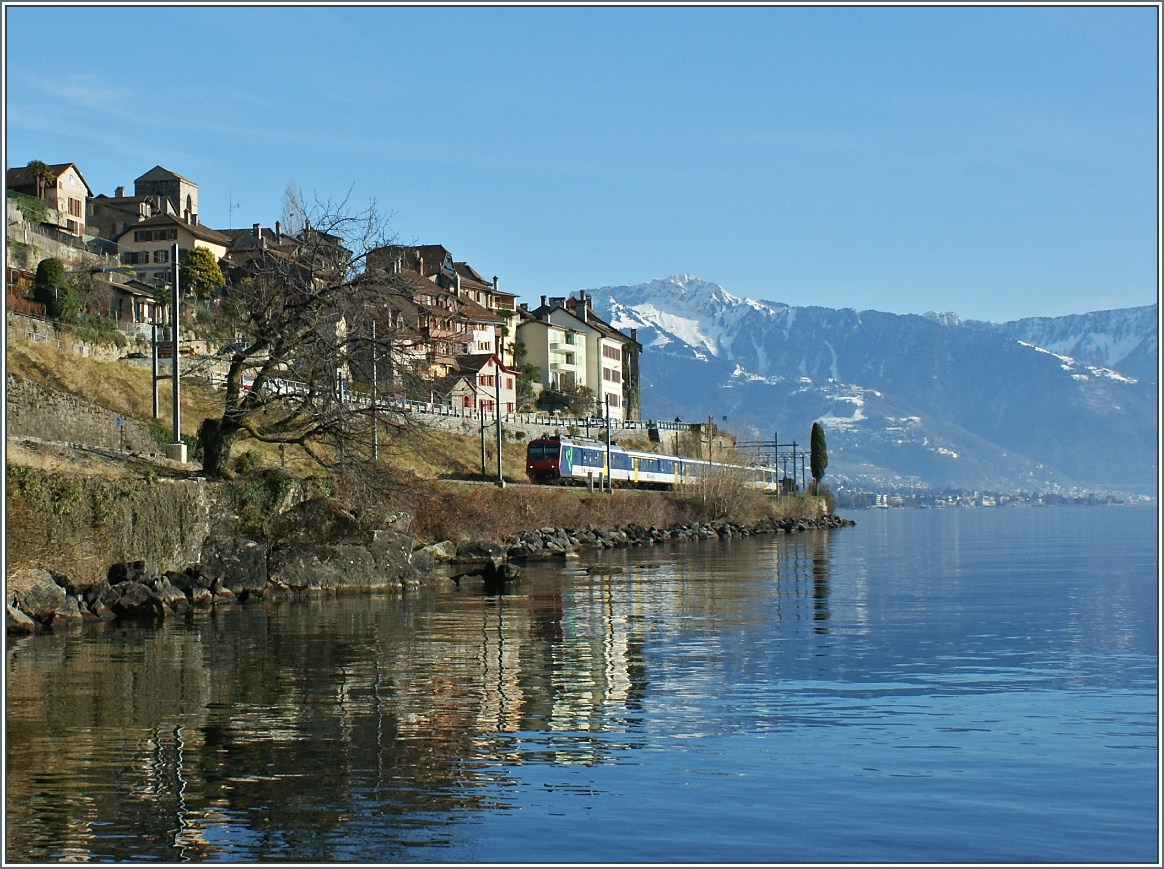 Ein Kolibri als Ersatz für die normale Kompostion: Der IR 1426 fährt in St.Saphorin vorbei in Richtung Lausanne.
(01.01.2014)