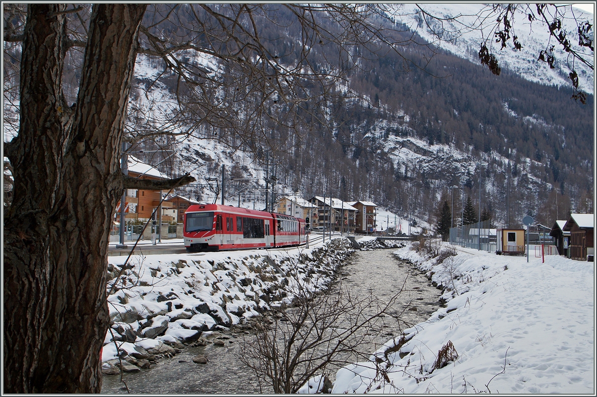 Ein  Komet  verlässt als Zug 323 Fisch - Zermatt den Bahnhof Täsch. 
28. Jan. 2015