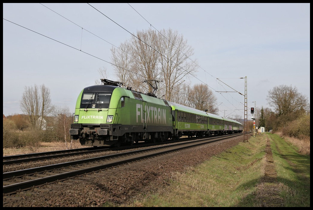 Ein kompletter Flixtrain mit passgenau lackiertem Taurus war am 28.3.2023 auf der Rollbahn in Richtung Köln unterwegs. Um 16.51 Uhr kam der Zug hier durch die Bauernschaft Lengerich Schollbruch nahe der Ortsgrenze zu Tecklenburg Leeden.