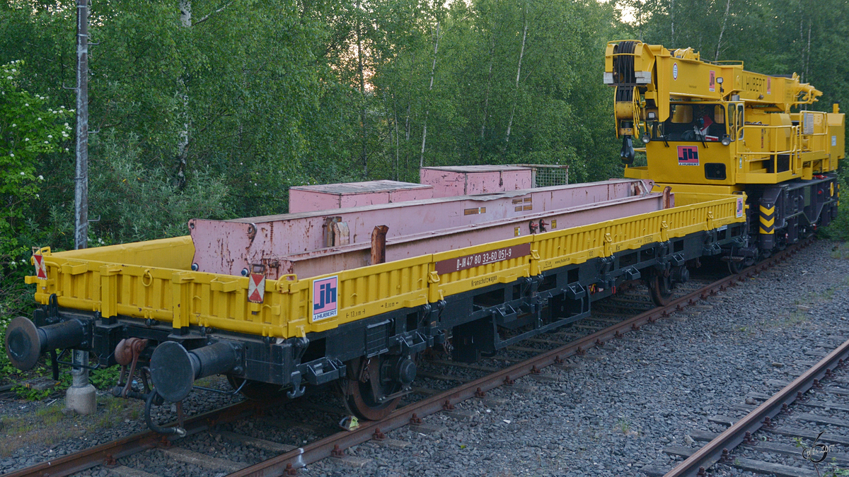 Ein Kranwagen 166 75t Krupp Ardelt inklusive Kranschutzwagen der Gleisbaufirma J. Hubert (Hattingen. Mai 2017)