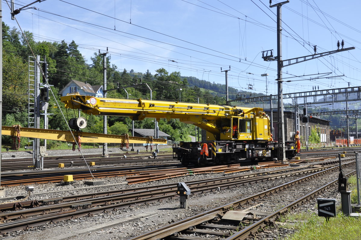 Ein Kranwagen am DO, 4.9.16 bei der Arbeit im Bahnhofsvorfeld Goldau 