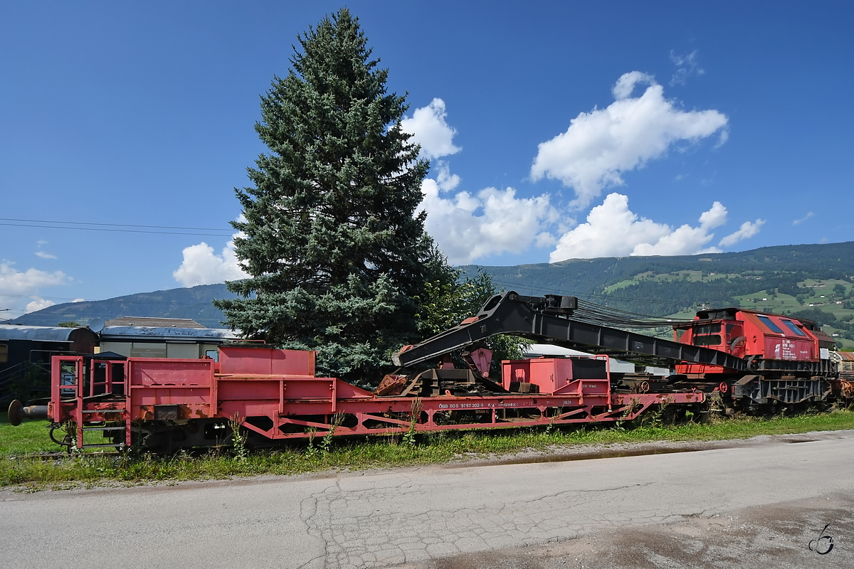 Ein Kranzug der ÖBB, bestehend aus einem 45 Tonnen Dampfkran (766 042–9) plus Schutz- und Beiwagen. (Heizhaus Lienz, August 2019)