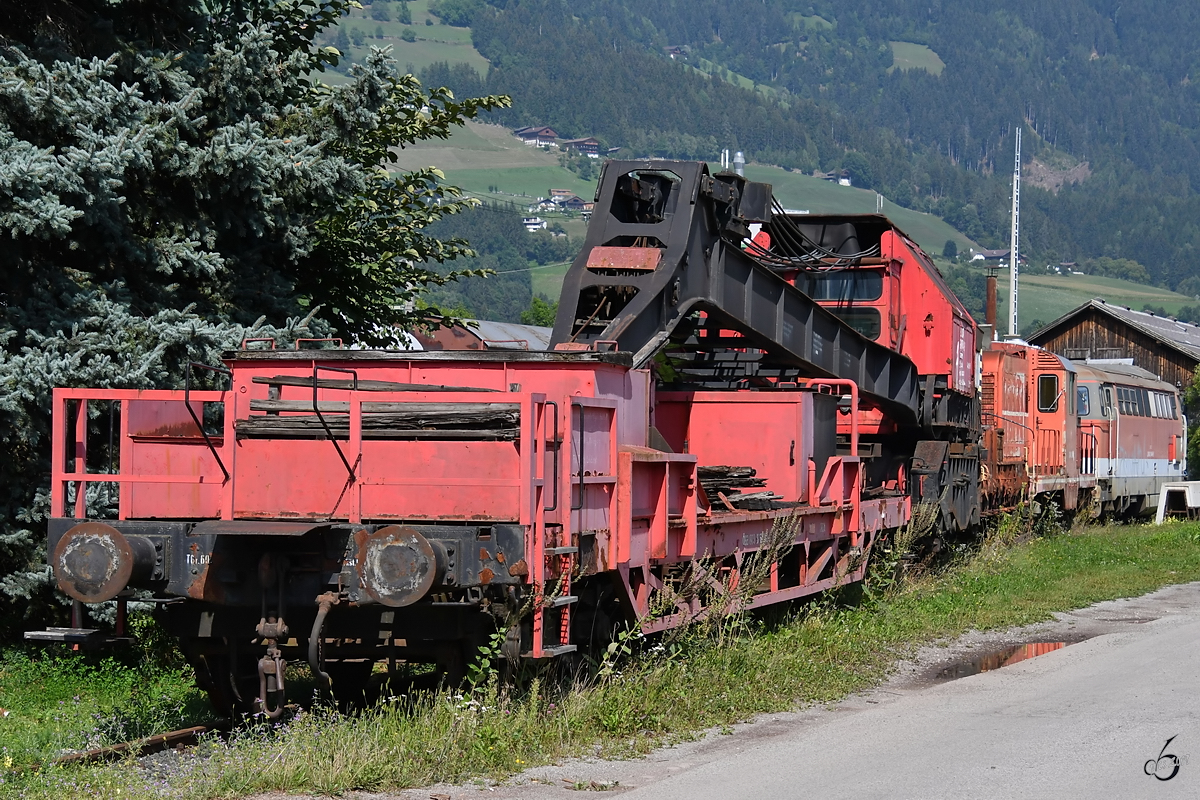 Ein Kranzug der ÖBB, bestehend aus einem 45 Tonnen Dampfkran (766 042–9) plus Schutz- und Beiwagen. (Heizhaus Lienz, August 2019)