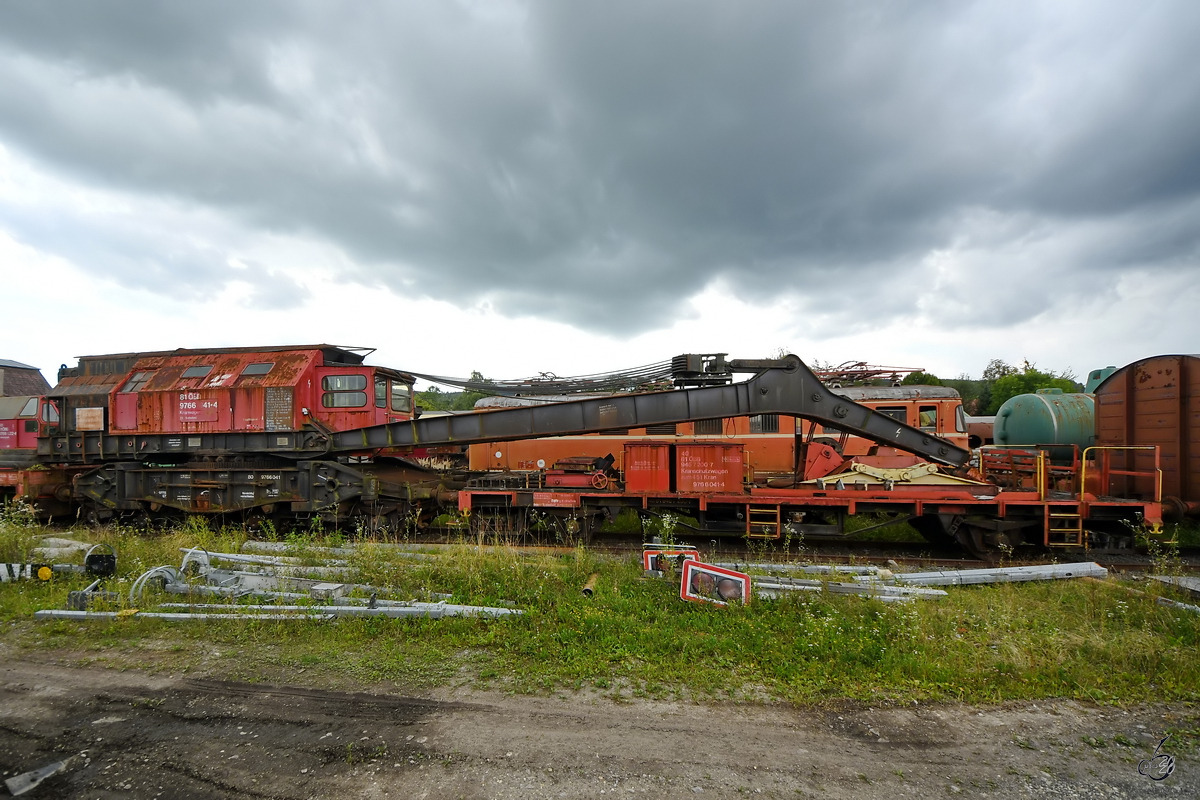 Ein Kranzug der ÖBB, bestehend aus einem 45 Tonnen Dampfkran (766 041–4) plus Schutzwagen. (Lokpark Ampflwang, August 2020)