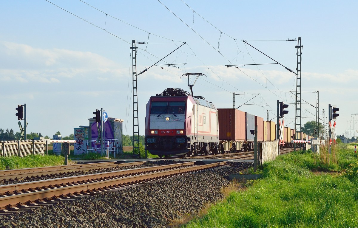 Ein Kreuzfahrer kommt mit einem langen Kastelzug am Abend des 12. Mai 2015 an den Bü Am Chur/In der Schley gen Rheydt gefahren......Wickrathhahn bietet ab und an doch Güterverkehr und das von der Crossrail.