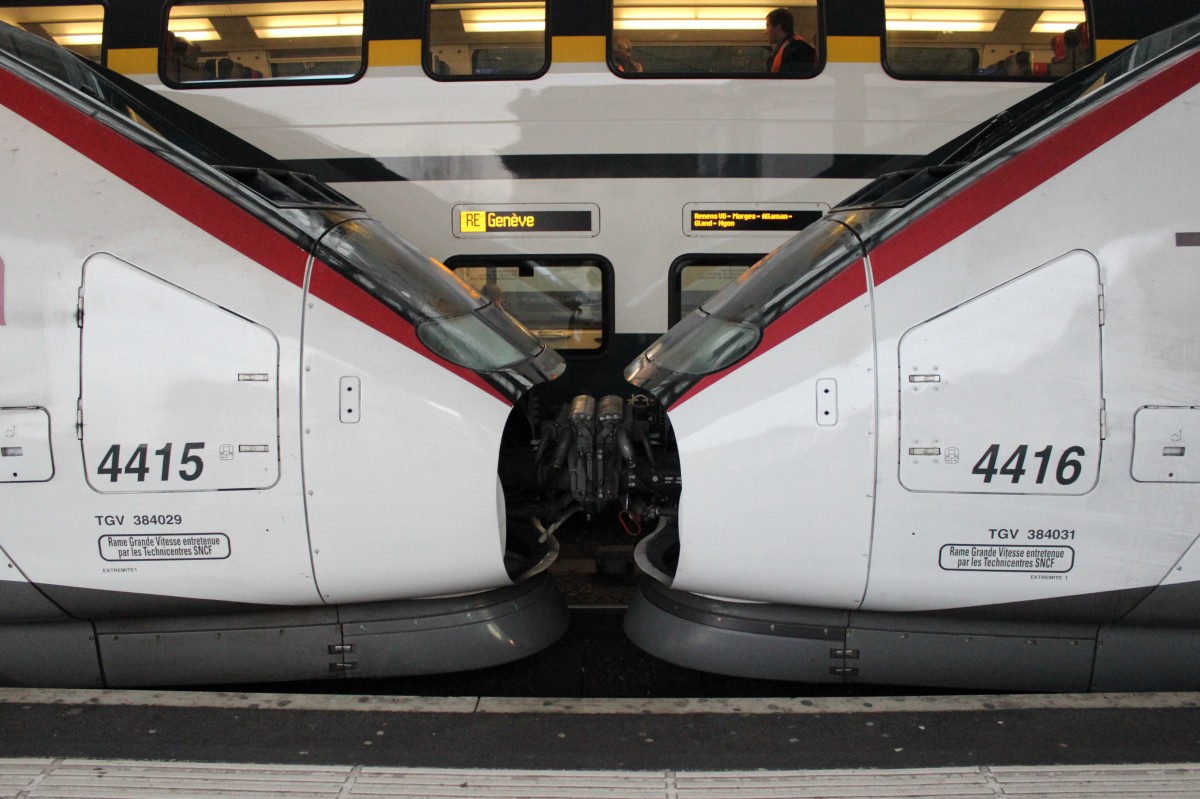 Ein Küsschen der zwei TGV Lyria 4415 & 4416 in Lausanne. 01.02.2014