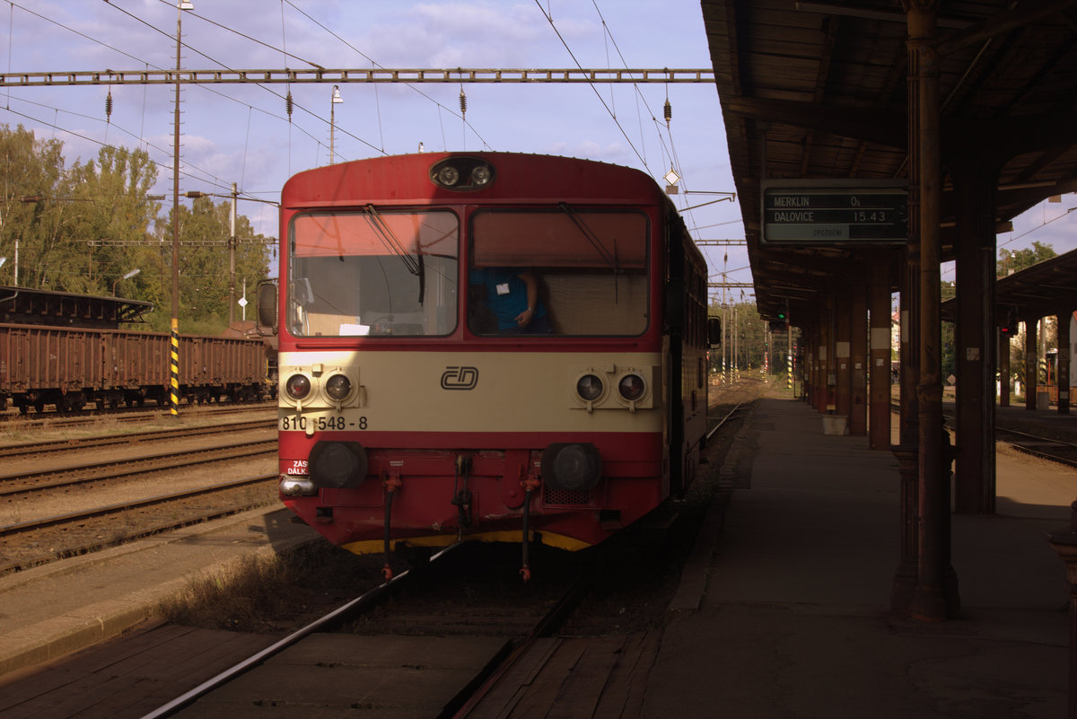 Ein kurzer Ausflug mit 810 548-8 nach Merklin von Karlovy Vary. Der Fahrer steigt um und dann geht es los. 24.09.2016, 15:45 Uhr