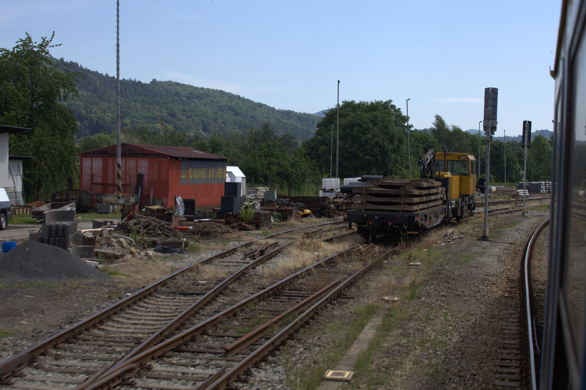 Ein kurzer Bauzug, Kran mit Schwellenwagen ,steht in Ceska Kamenice. 02.07.2016 10:49 Uhr