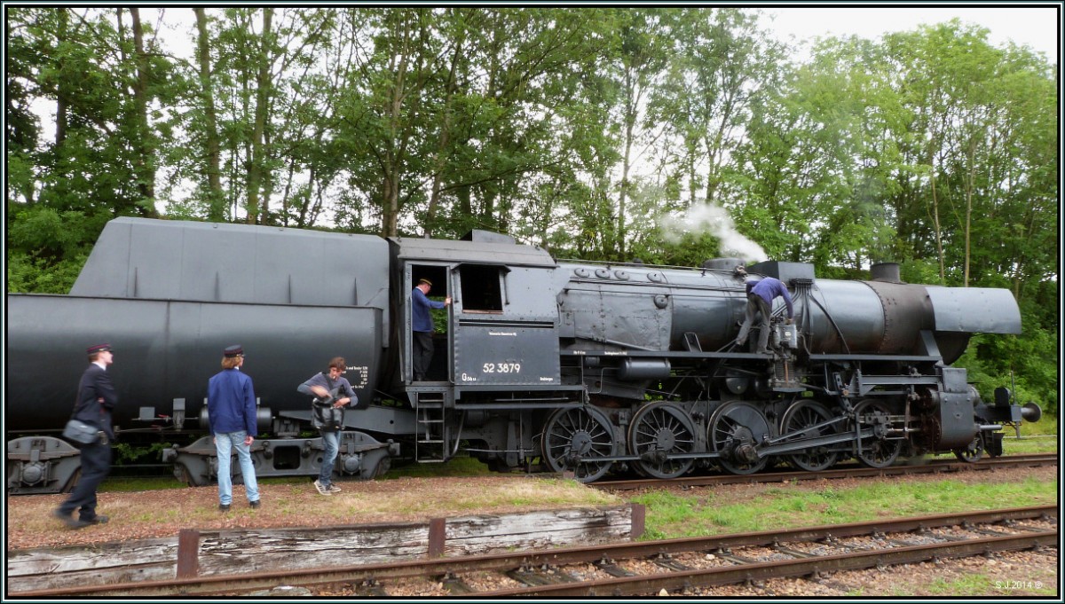 Ein kurzer Check der Speisepumpe an der 52 3879,bevor es gleich zurückgeht nach Simpelveld. Szenario am Bahnhof von Wijlre am 13.Juni 2014..Hier ist die Museumsbahn der ZLSM zuhaus.