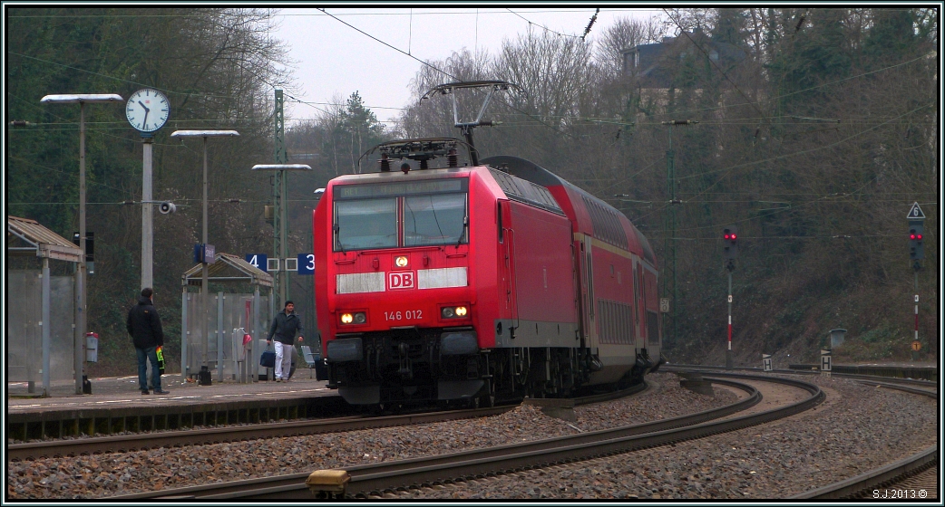Ein kurzer Halt am Bahnsteig von Eschweiler f�r den RE1 (NRW Express).Als Zugpferd die 146 012. Bildlich festgehalten im M�rz 2013.