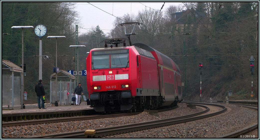 Ein kurzer Halt am Bahnsteig von Eschweiler fr den RE1 (NRW Express).Als Zugpferd die 146 012. Bildlich festgehalten im Mrz 2013.